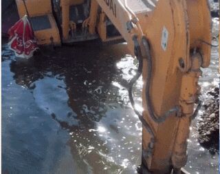 ELEKTRİK DİREKLERİ ÇOCUKLARIN OYUNCAĞI HALİNE GELDİ