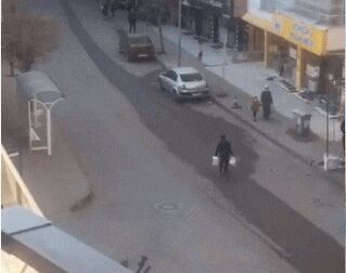 GÜRES CADDESİNDE BİTMEYEN PARK SORUNU