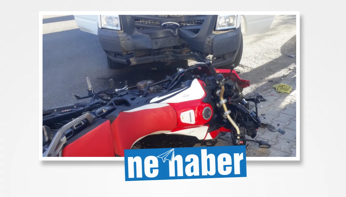 Barış Mahallesi'nde Motosiklet ile Minibüs Çarpıştı: 1 Yaralı
