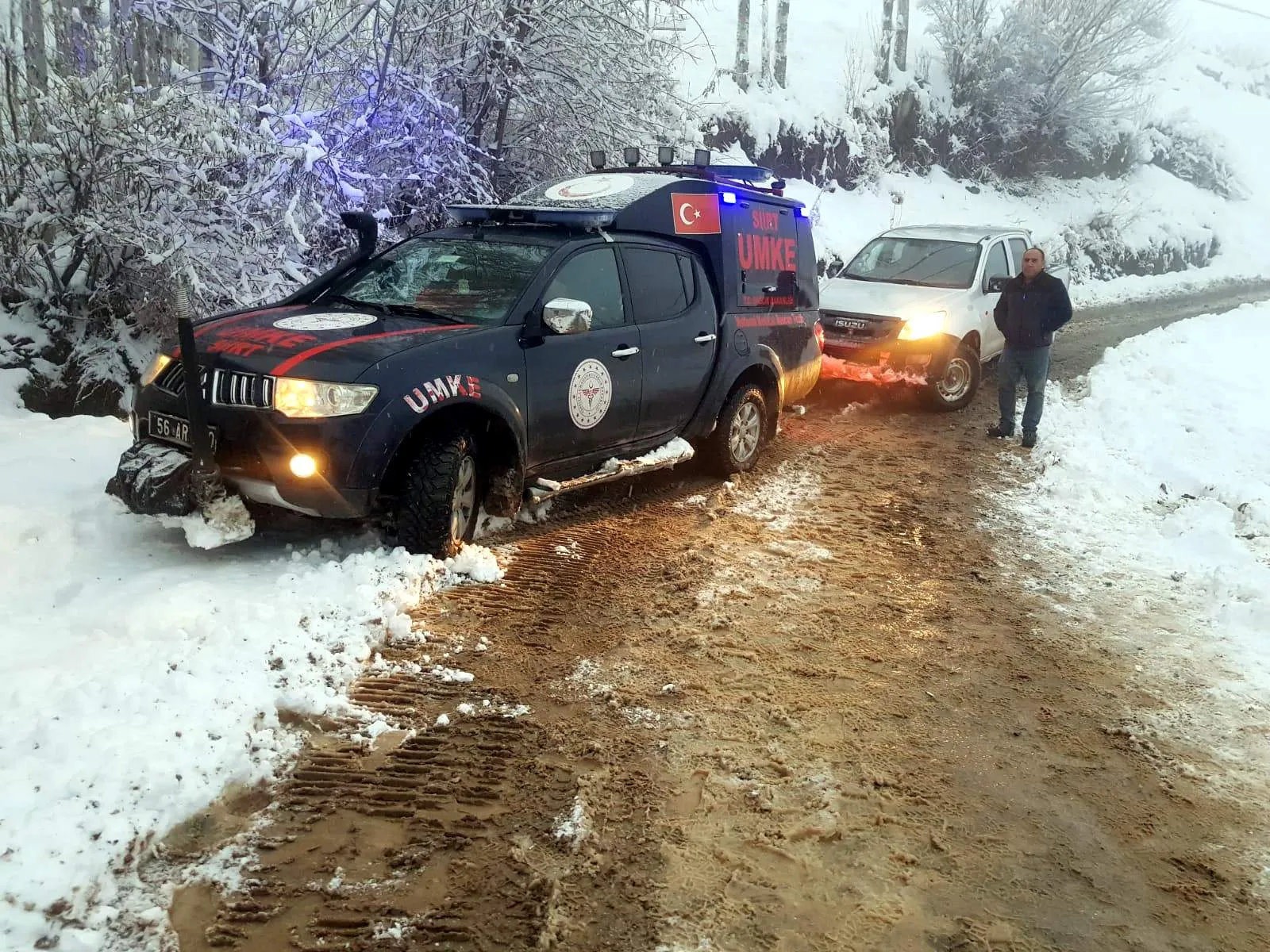 Karda Mahsur Kalan Hamile Kadın 6 Saat Süren Çalışma Sonrası Hastaneye Ulaştırıldı