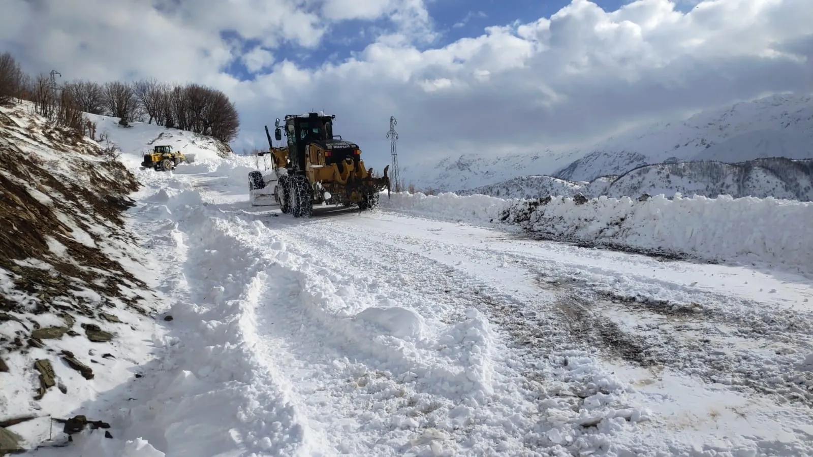 Siirt’te kar ve tipi nedeniyle kapanan 41 köy yolu ulaşıma açıldı
