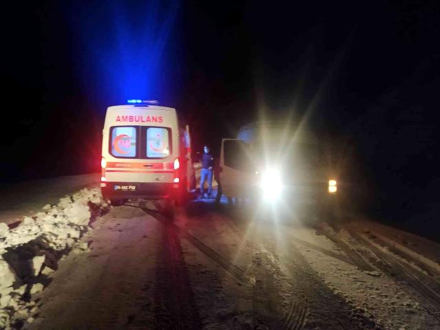 Karda Mahsur Kalan Ambulansı Ekipler Kurtardı