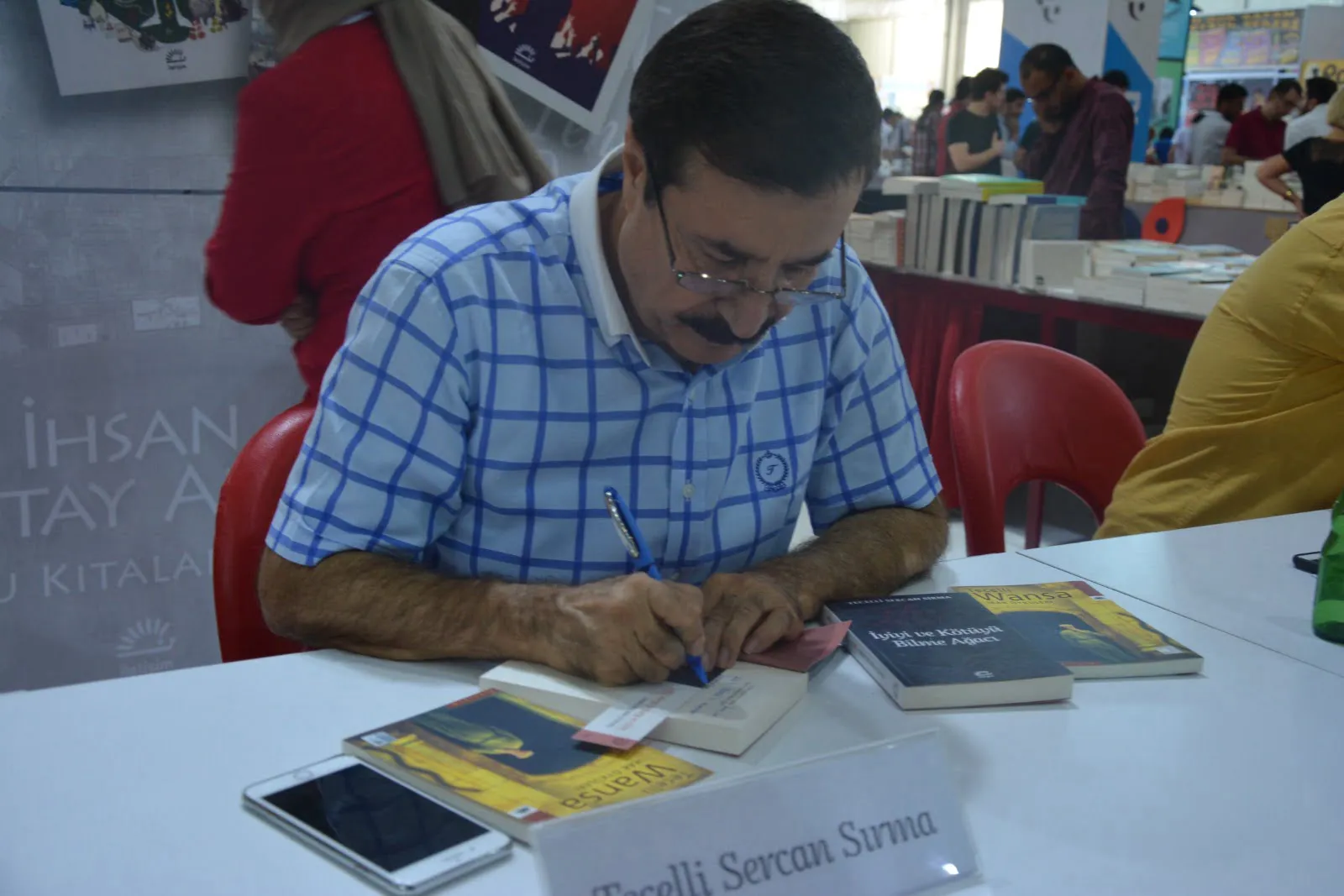 Pervarili Yazar Tecelli Sırma'yı Bütün Dünya Okuyor