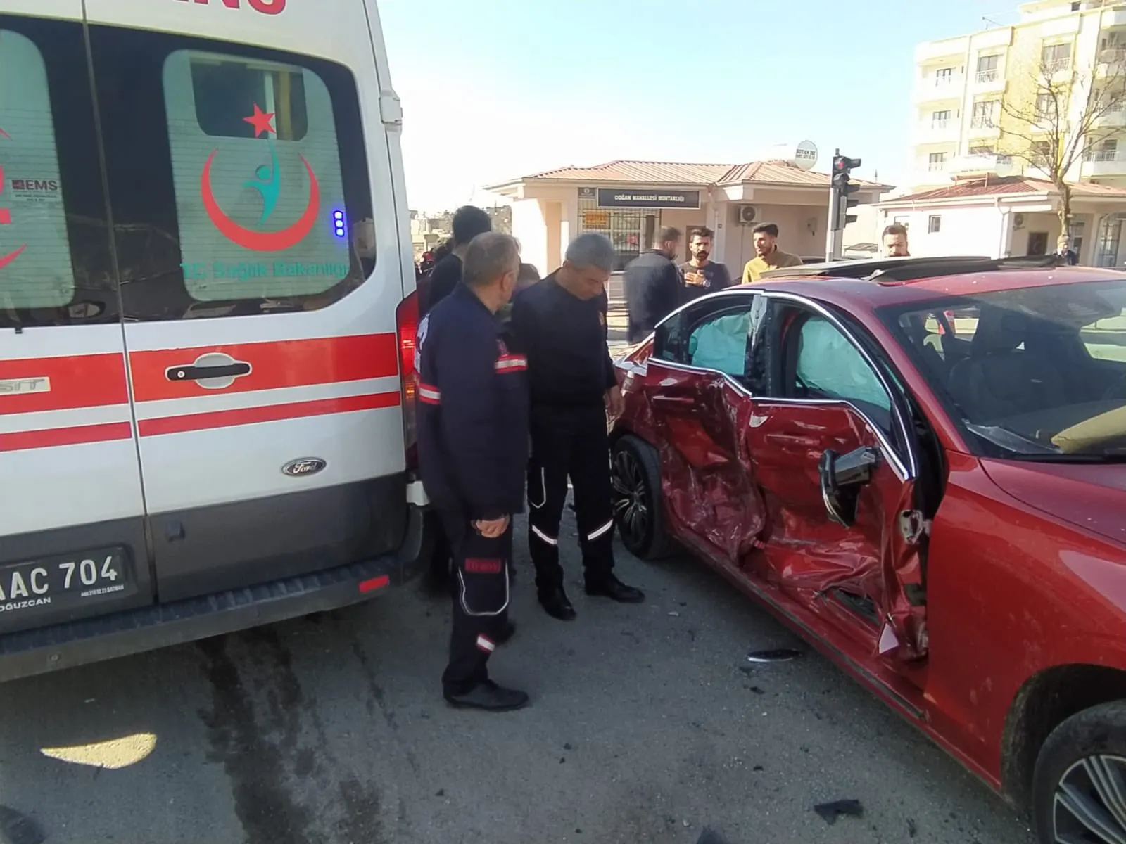 Ambulans ile Otomobil Çarpıştı: 2 Yaralı