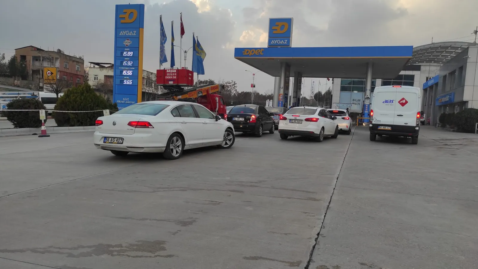 Siirt'te Zam Öncesi Uzun Kuyruklar Oluştu