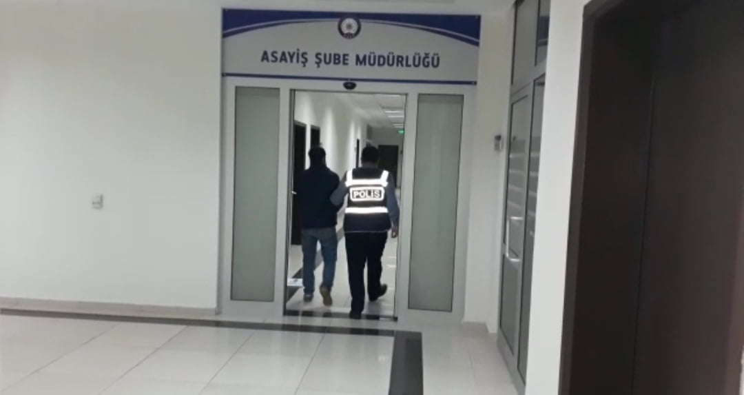 İki Aracı Soyan Hırsız Yakalandı