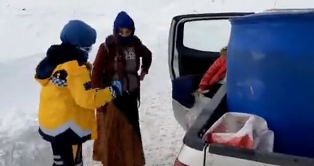 Yolu Kapanan Mezrada Rahatsızlanan Hamile Kadın Hastaneye Ulaştırıldı
