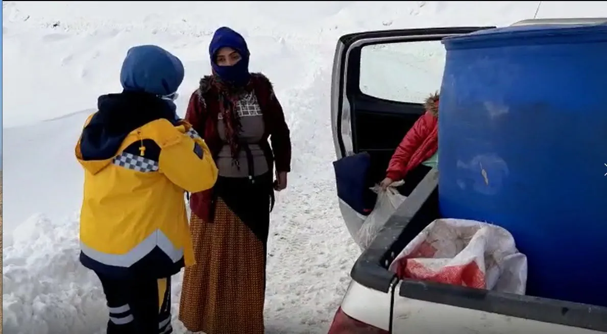 Pervari'de Yolu Kapanan Köylerde Rahatsızlanan İki Hasta Hastaneye Ulaştırıldı
