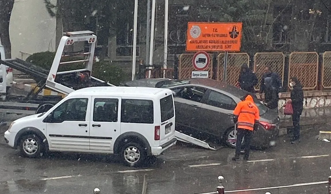 Karayolları Tankeri İle Otomobil Çarpıştı