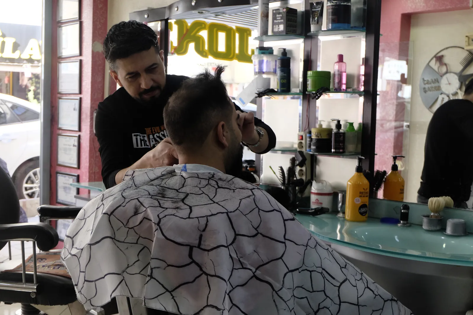 Siirtli Berber Önce Saz Çalıyor Sonra Tıraş Ediyor