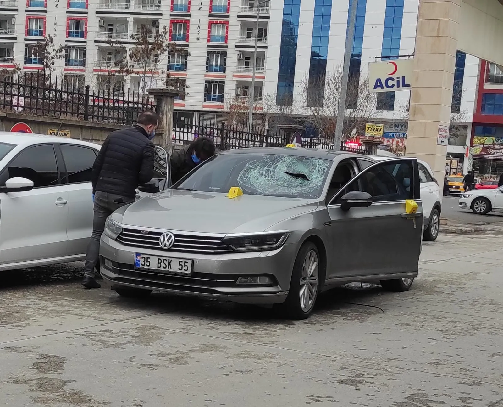 Eli Sopalı Gurup Aracın Önünü Kesip Sürücüyü Darp Etti