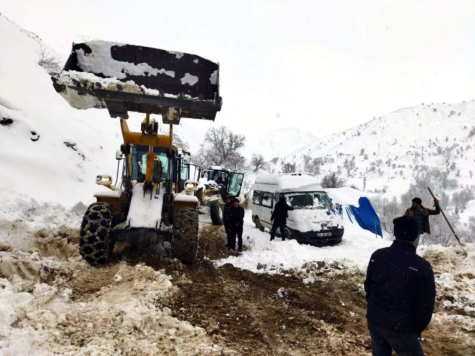 Karda Mahsur Kalan 10 Kişi Kurtarıldı