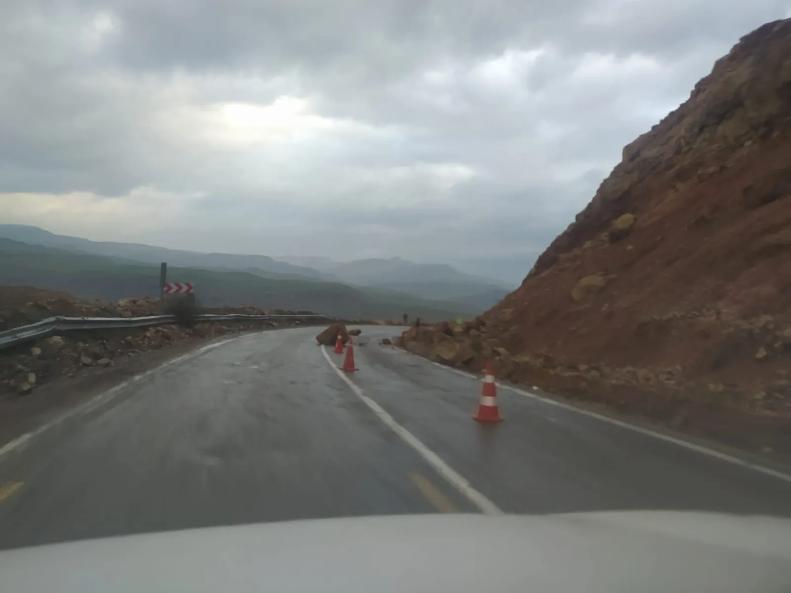 Siirt - Kurtalan Yolu Düşen Kaya Parçaları Nedeniyle Trafiğe Kapandı
