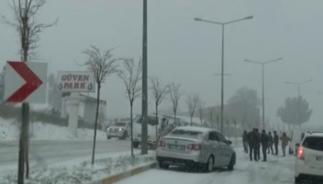 Siirt - Kezer Yolunda Trafik Yoğun Kar Yağışı Nedeniyle Durdu