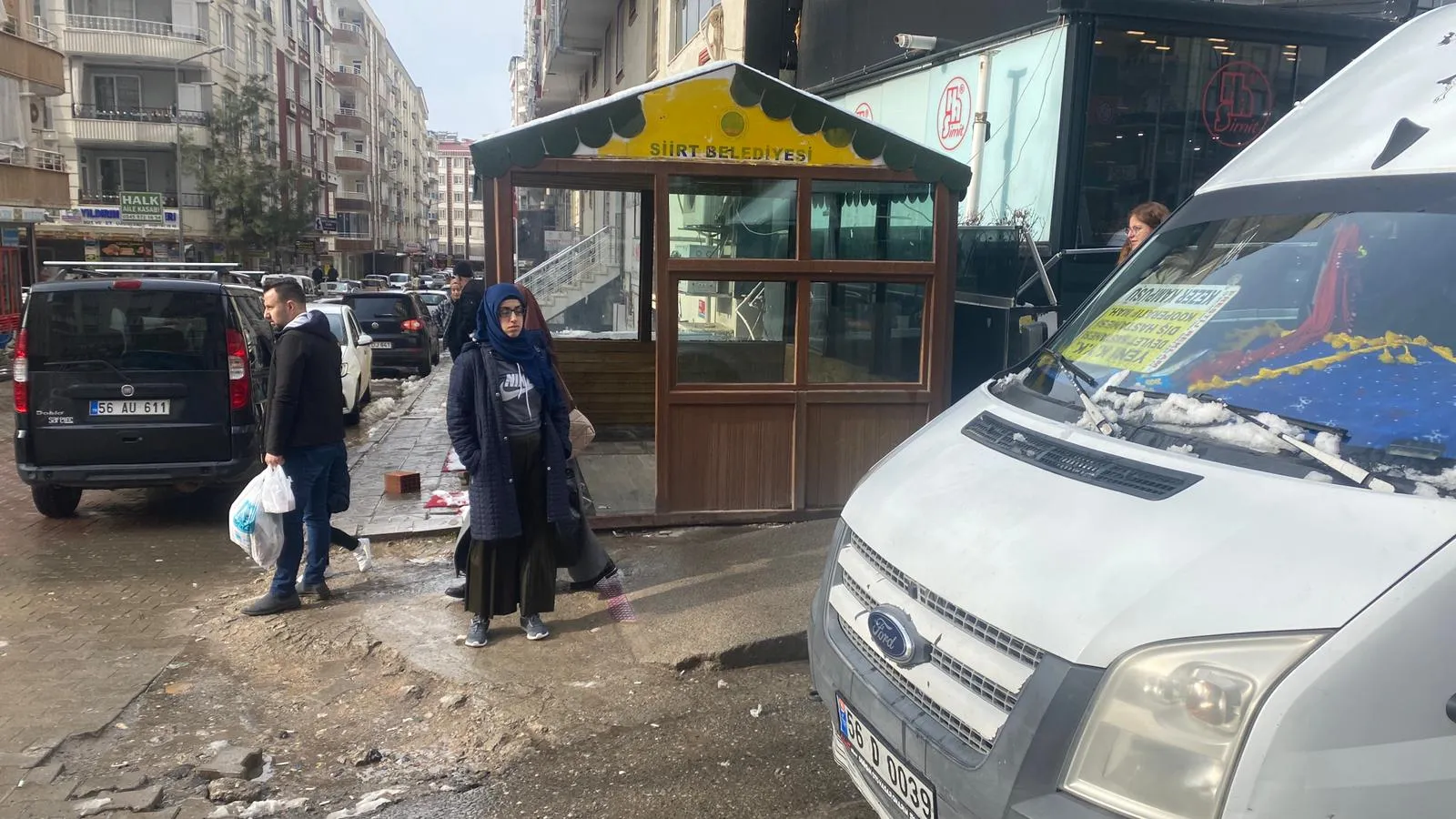 Özel Haberimizin Ardından Kütüphaneli Durağın Reklamları Söküldü