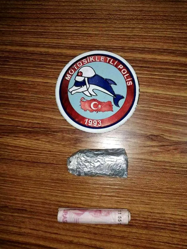 Siirt'te Apartmanın Bodrum Katında Yakalanan Şahıslar Üzerinde Uyuşturucu Ele Geçirildi