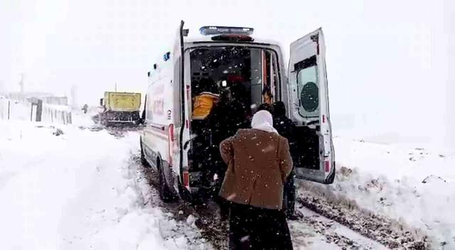 Siirt’te Yolu Kapanan Köydeki Hasta Hastaneye Ulaştırıldı