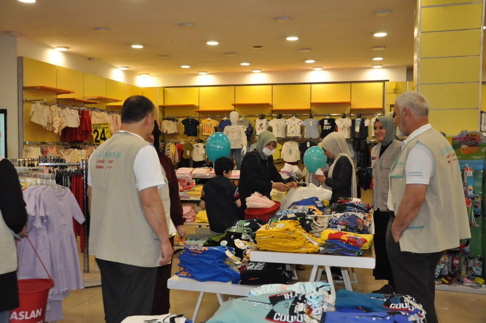 Siirt Hasene Derneğinden Yetimlere İftar ve Giyim Yardımı