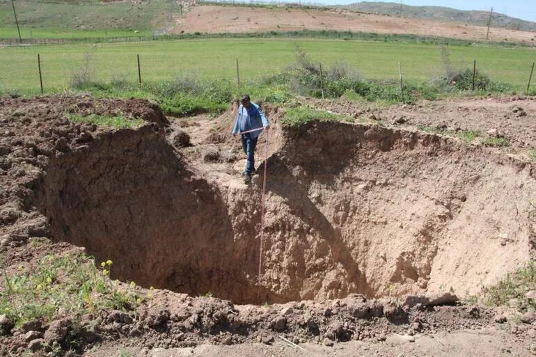 Siirt'te korkutan görüntü! Tarlasında 15 metrelik dev obruk oluştu