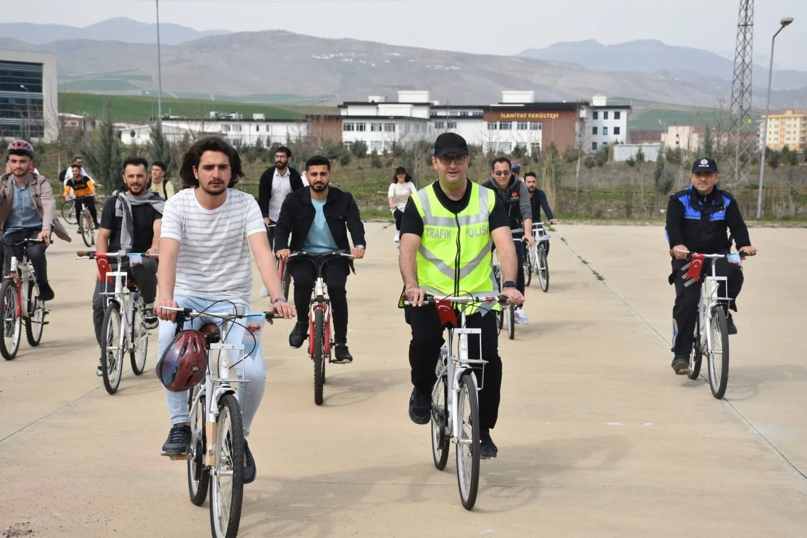 Siirt Emniyeti Tarafından Öğrenciler ile Birlikte Bisiklet Turu Etkinliği Yapıldı