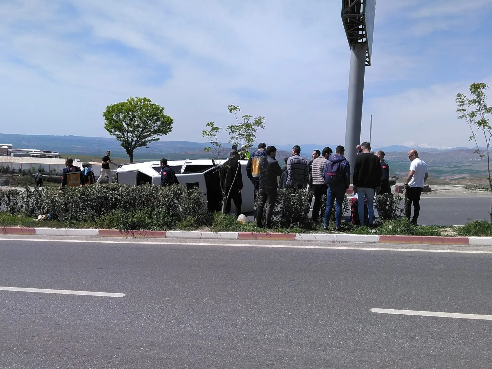 Siirt’te Tekerlekleri Fırlayan Araç Devrildi: 5 Yaralı