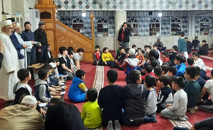 Siirt'te teravihe gelen çocuklar ödüllendirildi