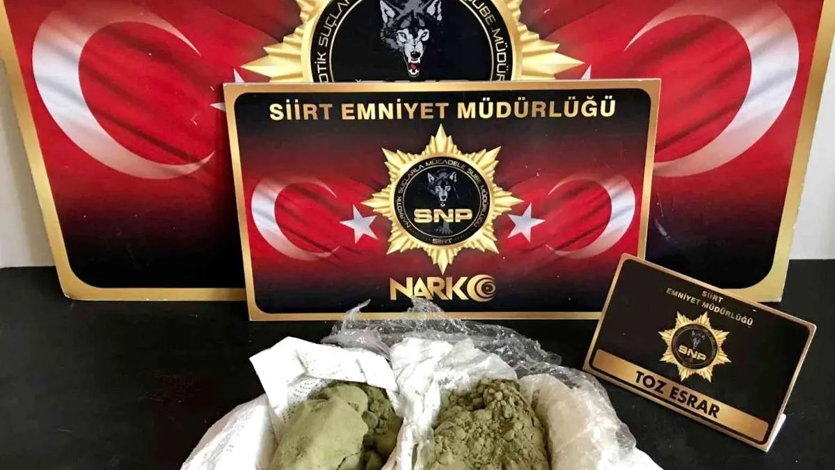 <strong>Siirt'te Şüpheli Çocuğun Üzerinde Yarım Kilo Toz Esrar Yakalandı</strong>