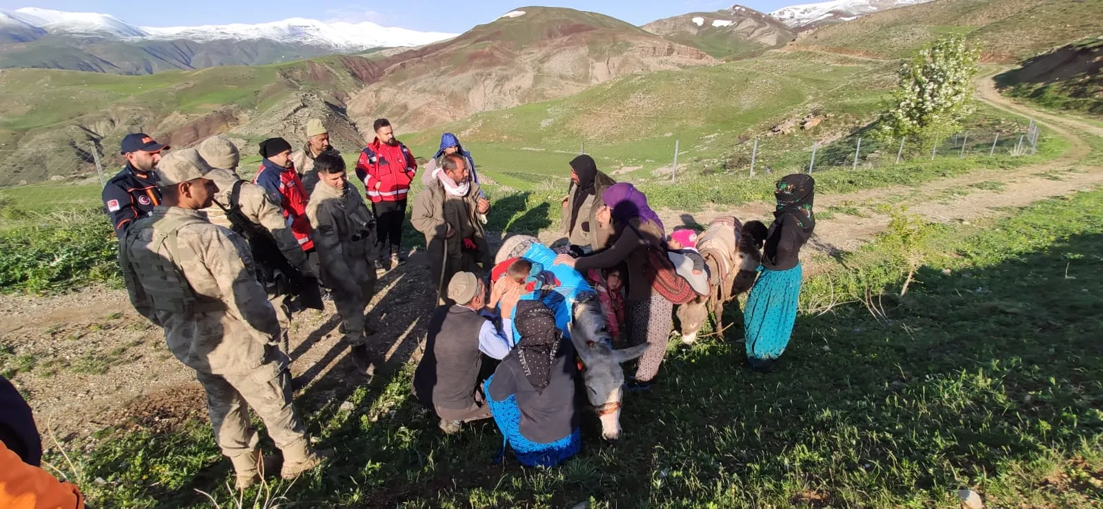 Pervari'de Karda Mahsur Kalan Göçer Aile Kurtarıldı