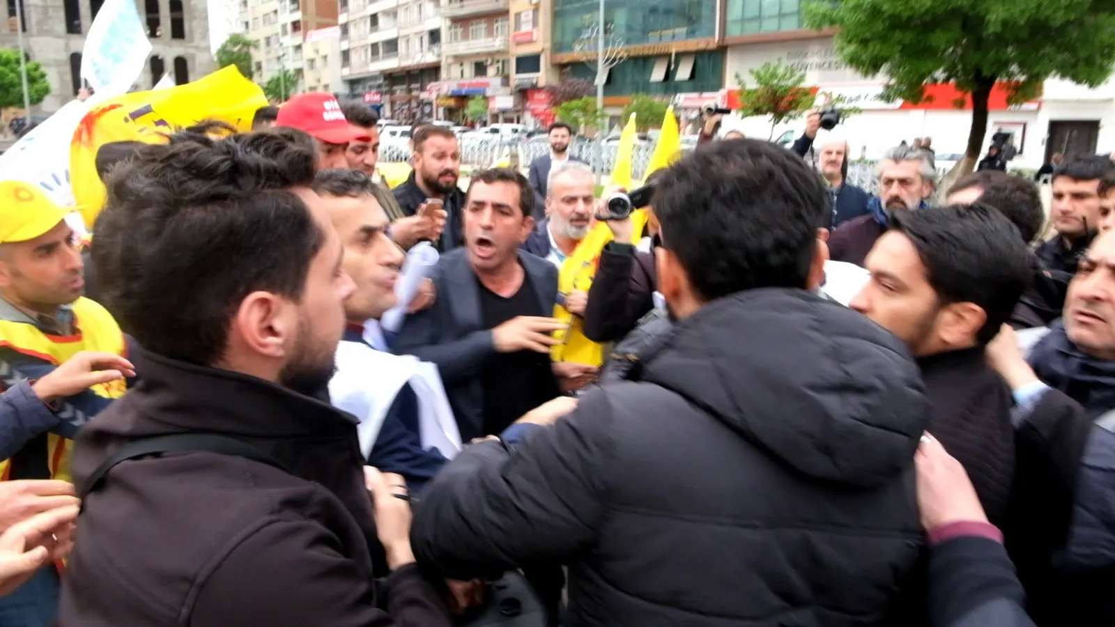 SİİRT’TE 1 MAYIS OLAYLI BİTTİ