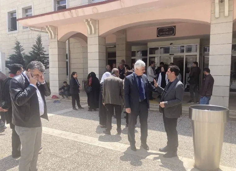Yerlerine Kayyum Atanan Siirt Belediye Başkanlarının Davası Ertelendi