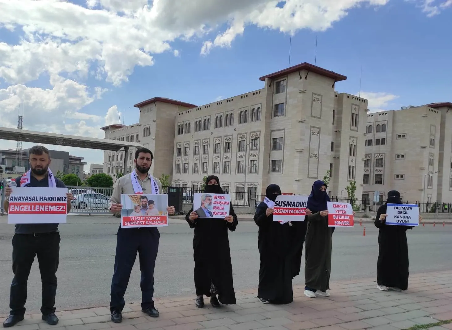 Furkan Vakfı Gönüllüleri Emniyet Önünde Eylem Yaptı