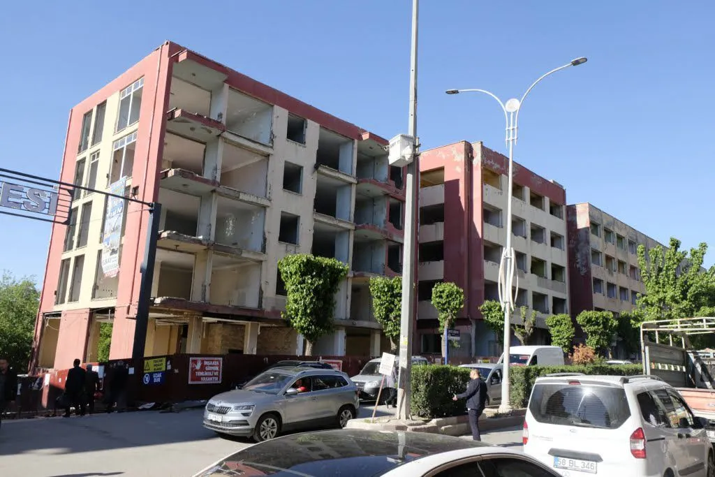 Siirt'te Göçük Altında Kalan Esnaf Hastaneye Kaldırıldı