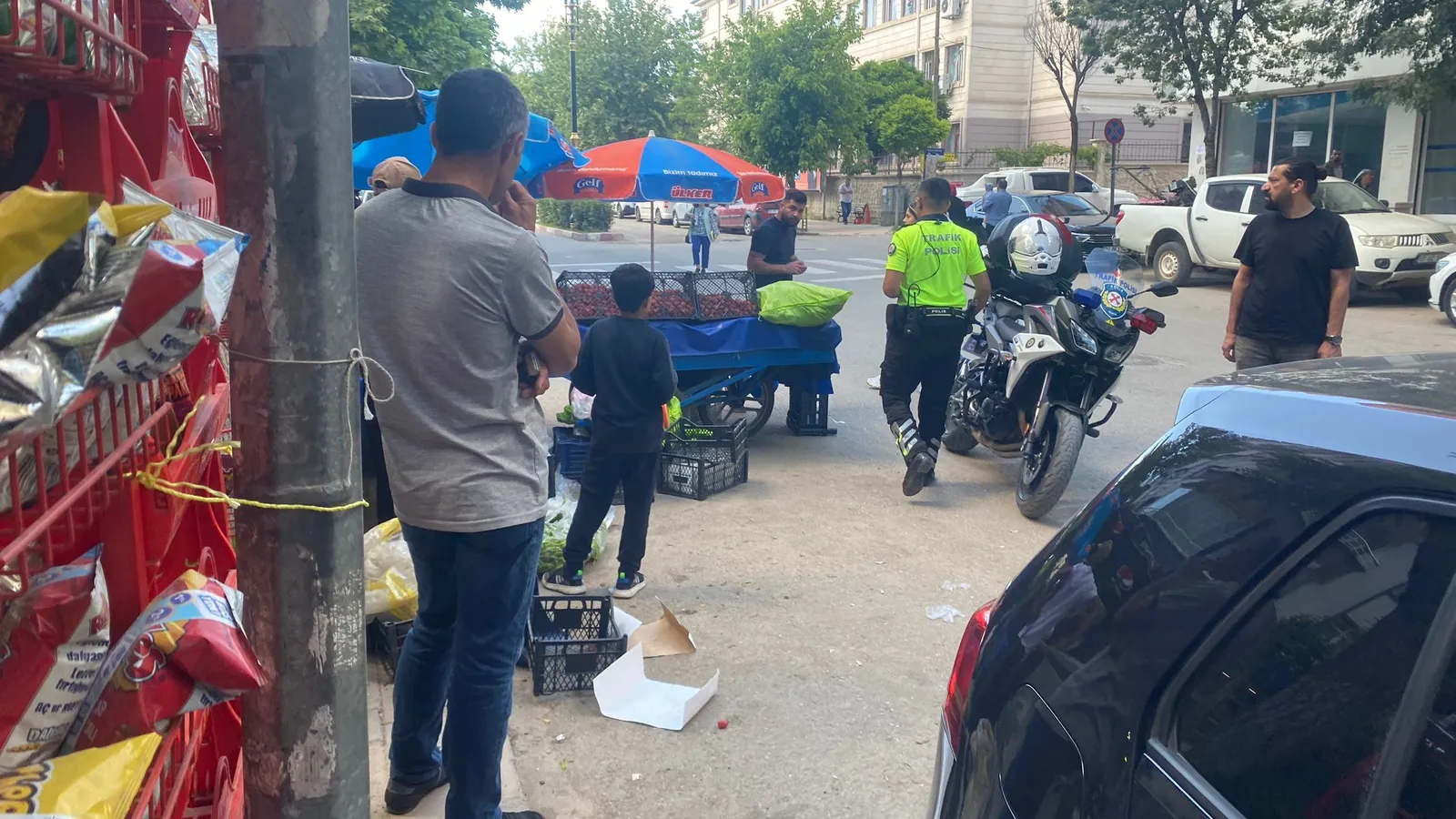 Siirt’te Seyyar Satıcı İle Polis Arasında Gerginlik!