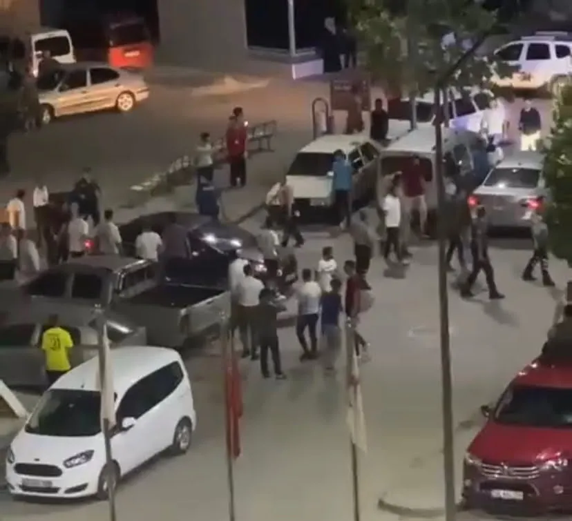 Hastane Bahçesinde Çıkan Kavgada 3 Kişi Yaralandı 