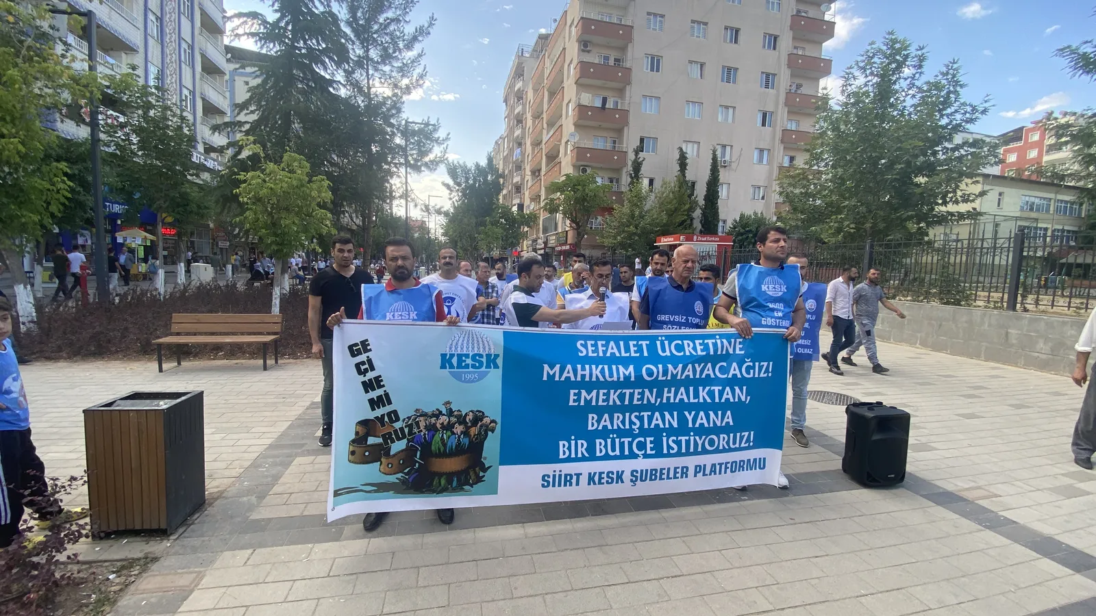 <strong>Siirt KESK: “Geçinemiyoruz” Diyerek Maaş Bordrolarını Yaktı</strong>