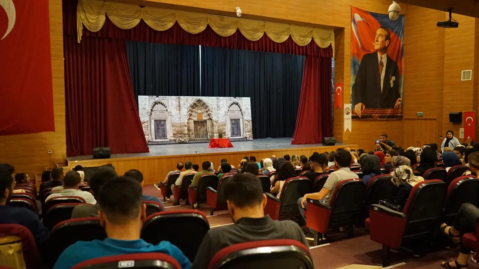 İbrahim Hakkı Oyunu Seyirciyle Buluştu