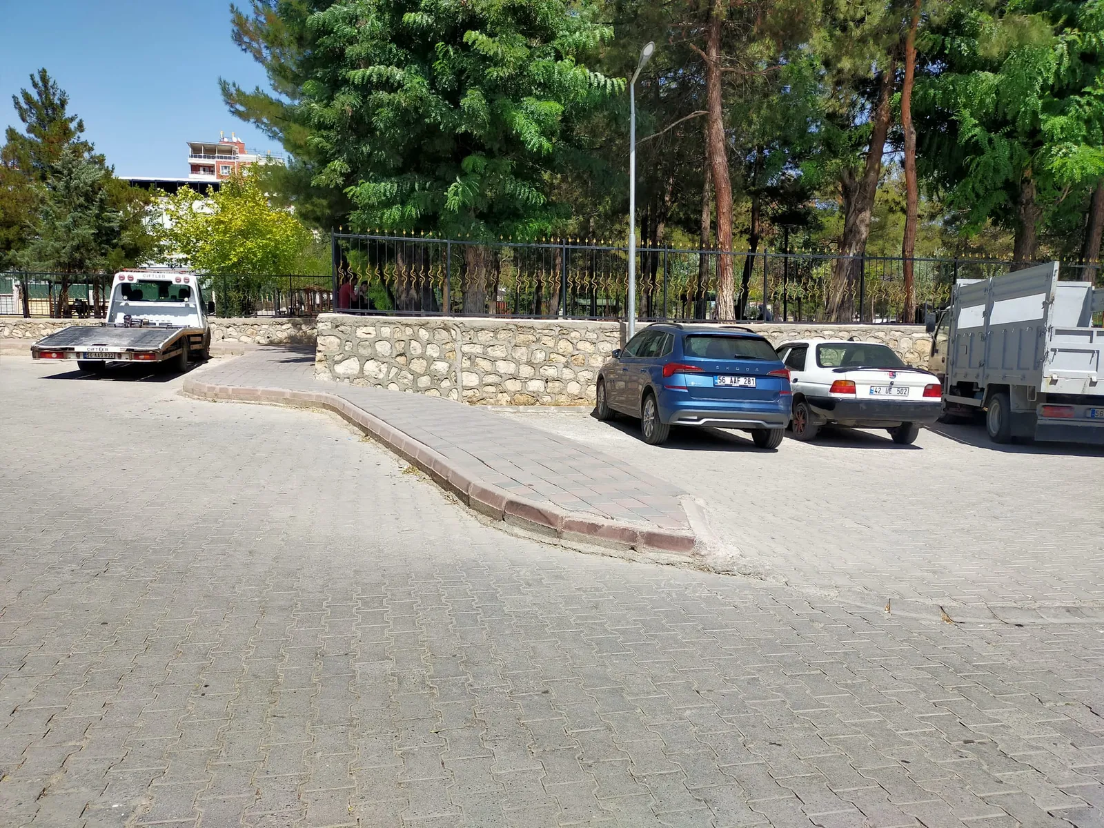 Vatandaş Kazaya Davetiye Çıkaran Kaldırımın Düzeltilmesini İstiyor
