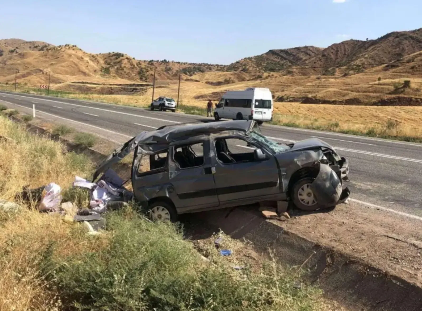 Siirt'te Kamyonet Devrildi 1'i Ağır, 3 Kişi Yaralandı