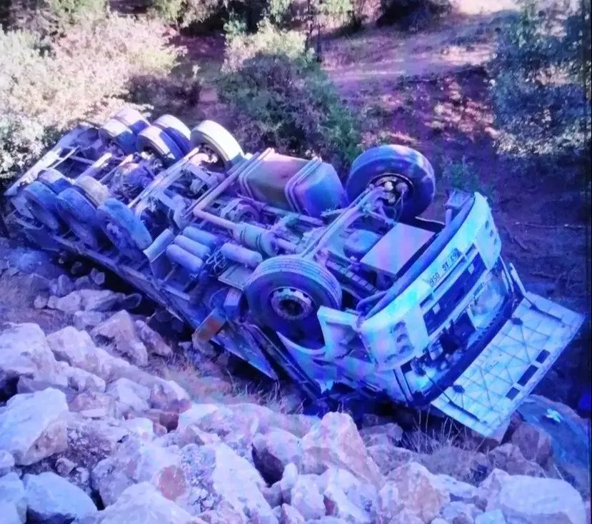 Eruh’ta Odun Yüklü Kamyon Şarampole Devrildi: 7 Yaralı