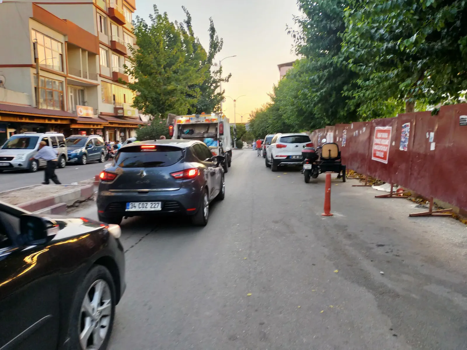Aydınlar Caddesinden Ne Araçlar Geçebiliyor Ne Yayalar
