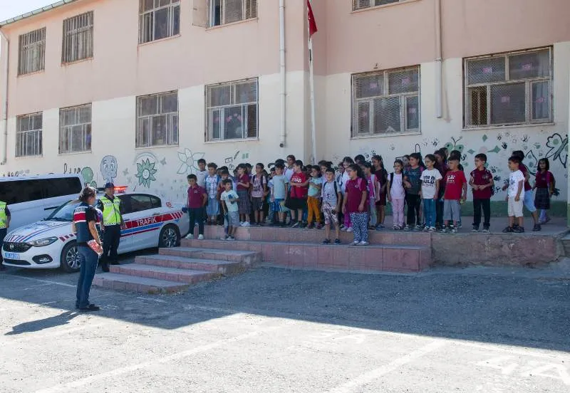 Siirt’te Jandarma Okul Servislerini Denetimleyip Eğitim Verdi