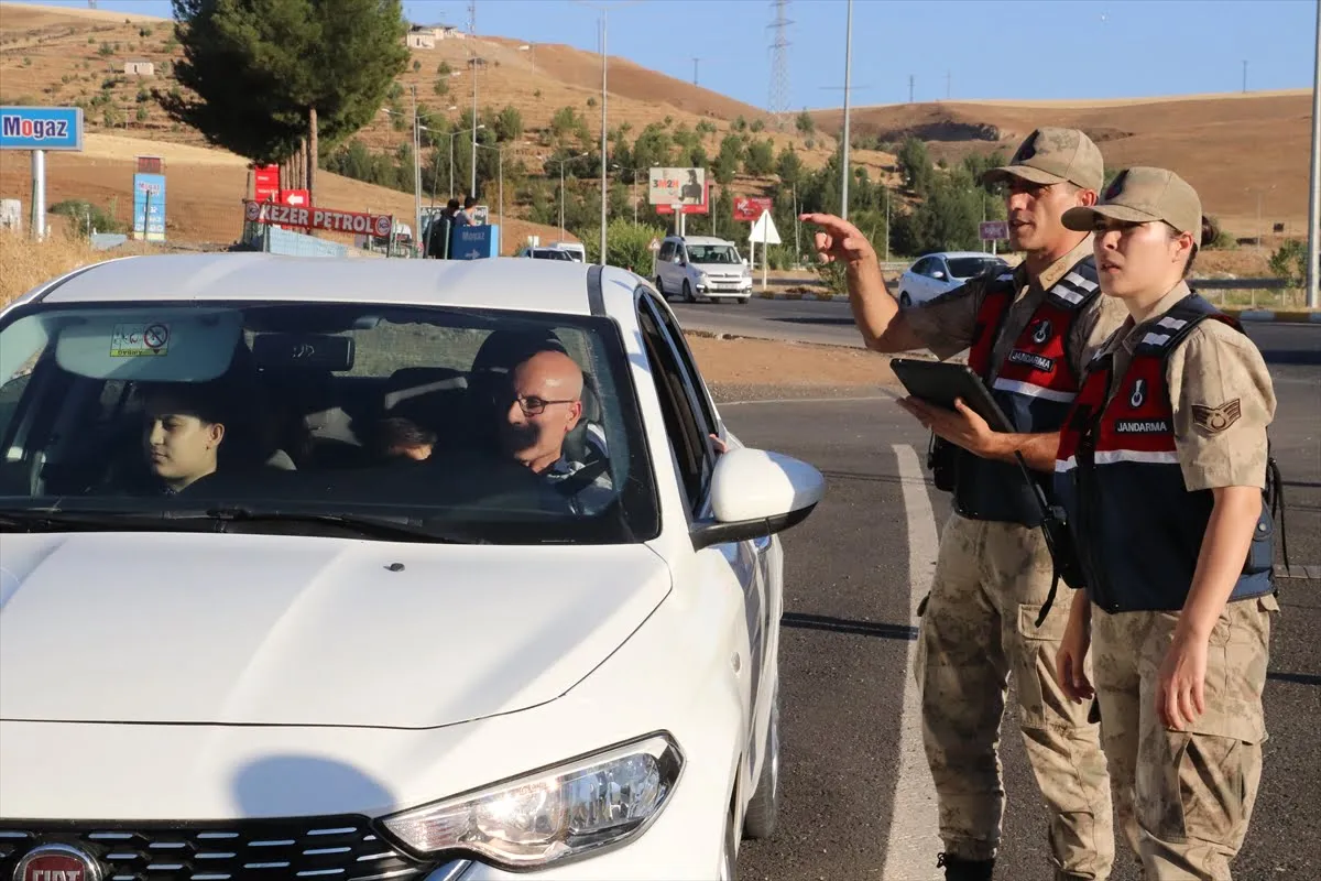 Siirt'te Hız Sınırını Aşan Sürücülere Trafik Kazalarıyla İlgili Kamu Spotu İzletildi