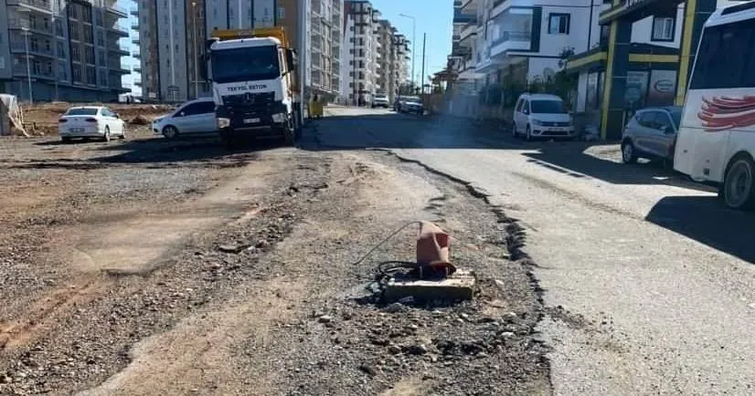 Yolun Ortasında Bırakılan Direk Araç Geçişlerini Zorlaştırdı