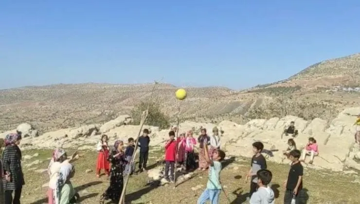 Eruh’ta Çocuklar İp ve Odun Parçasından Voleybol Sahası Yaptı
