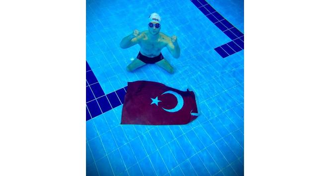 Siirt'te Bedensel ve İşitme Engelli Sporcular Havuzun Dibinde Türk Bayrağı Açtı