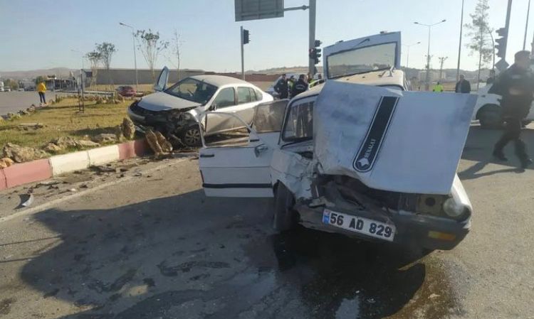 Siirt'te Trafik Kazası: 3 Yaralı