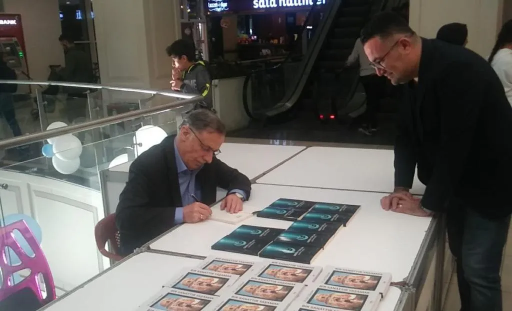 Yazarımız İzzettin İçin Kitap Fuarında Okurlarıyla Buluştu