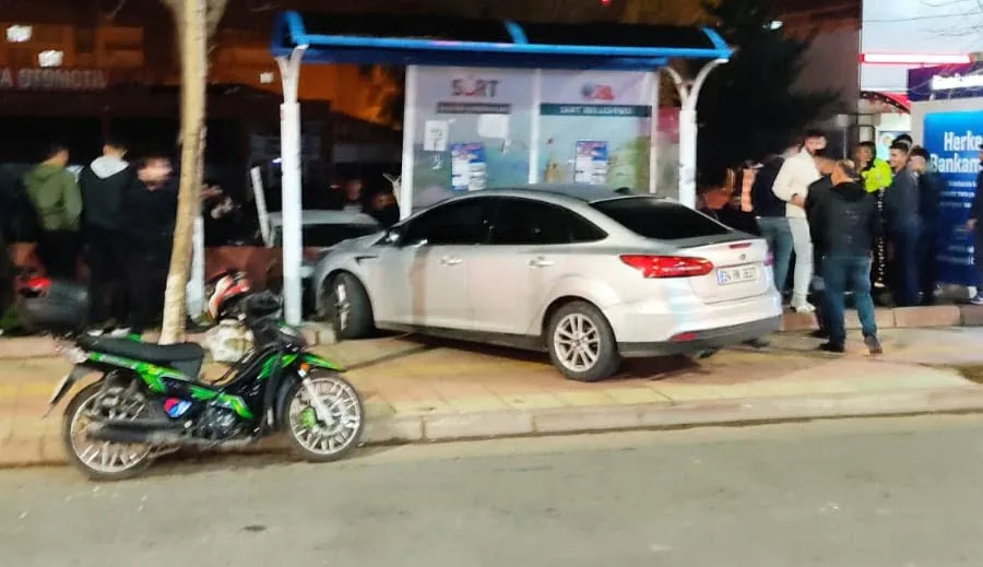 Siirt'te Otomobil Yolcu Durağına Çarptı