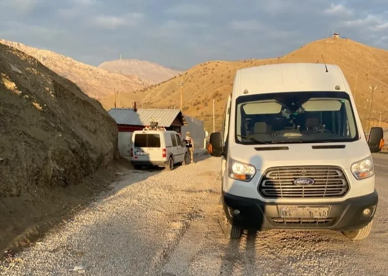 Şirvan'da Öğretmen Minibüsü Bağlandı