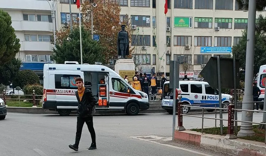Atatürk Heykeli Önünde Oturan Şahıs Sağlık Ekipleri Tarafından Sakinleştirildi